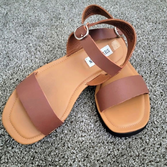 Steve Madden Shoes - NWOT Womens Steve Madden leather sandals size 6.5